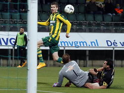 Michiel Kramer(l.) stift de bal perfect over NAC Breda keeper Jelle ten Rouwelaar (m.) en weet daarmee te scoren. (14-02-2015) 