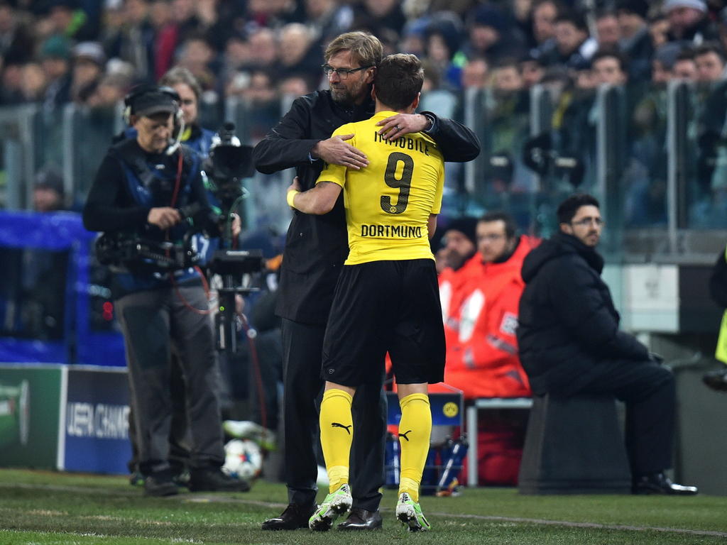 Borussia Dortmund-trainer Jürgen Klopp (l.) krijgt een omhelzing van speler Ciro Immobile (r.). (26-02-2015)