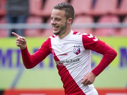 Een kleine twintig minuten na de openingstreffer van Sébastien Haller zorgt Bart Ramselaar ervoor dat FC Utrecht op 2-0 komt tegen PEC Zwolle. De Domstedelingen zetten een grote stap richting de finale van de play-offs om Europees voetbal. (15-05-2016)