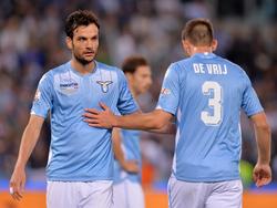 Stefan de Vrij (r.) geeft teamgenoot Marco Parolo een kleine oppepper na de verloren bekerfinale tegen Juventus. Lazio Roma gaat in de verlenging onderuit tegen de Oude Dame. (20-05-2015)