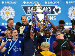 El Leicester recibiendo su primer trofeo de la Premier en sus 132 años de historia. (Foto: Getty)