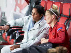Bundestrainerin Jones (l.) und Anja Mittag freuen sich auf die Partie gegen Österreich
