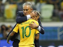 Tite consuela a Neymar tras una sustitución. (Foto: Imago)