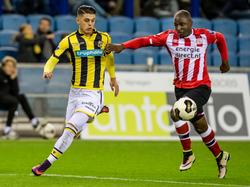 PSV-verdediger Jetro Willems (r.) voorkomt dat Milot Rashica (l.) van Vitesse aan de bal komt. (29-10-2016)