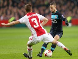 Bart Ramselaar (r.) probeert tijdens de afsluiter van de eerste seizoenshelft tussen Ajax en PSV Joël Veltman (l.) van zich af te schudden. (18-12-2016)
