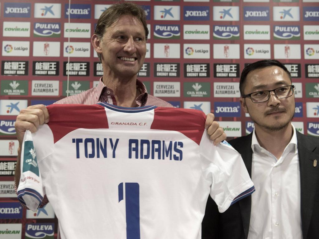 Tony Adams (l.) wordt gepresenteerd als de nieuwe trainer van Granada CF (11-04-2017).