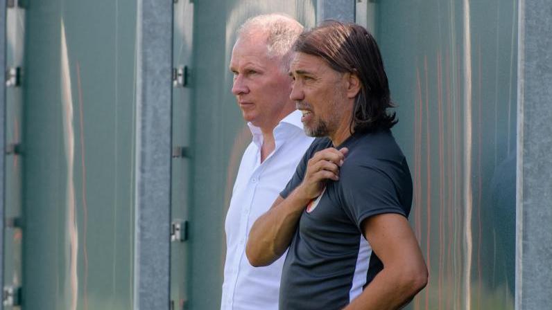 Haben drei wechselwillige Profis in ihren Reihen: FCA-Manager Stefan Reuter (l.) und Trainer Martin Schmidt
