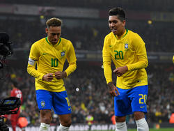 Neymar y Firmino formarán la dupla de ataque en Brasil.