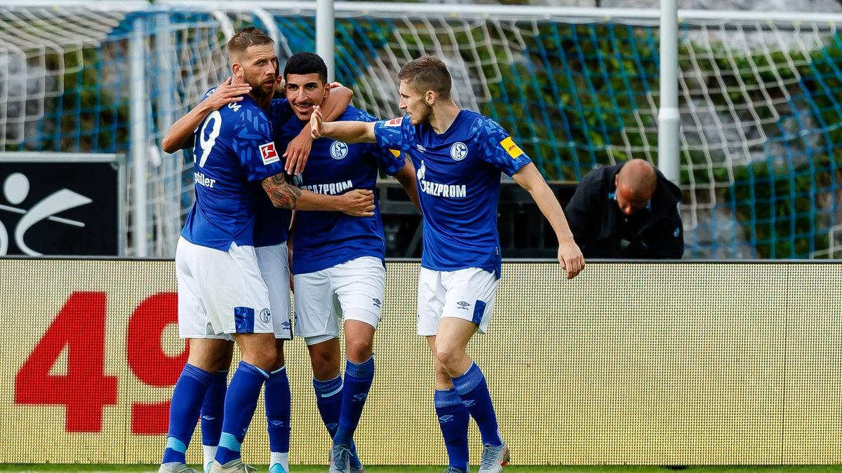 Spielt FIFA 20 auf der Konsole: Boujellab (M.) vom FC Schalke 04 Spielt FIFA 20 auf der Konsole: Boujellab (M.) vom FC Schalke 04