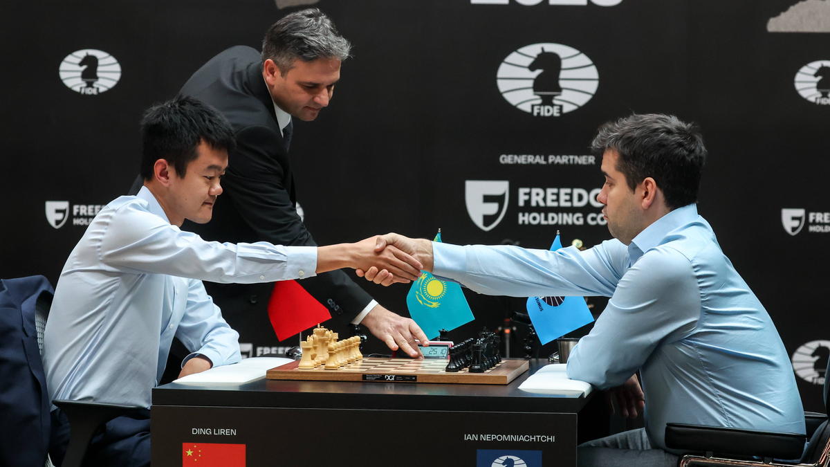 Ding Liren (l.) ist neuer Schach-Weltmeister