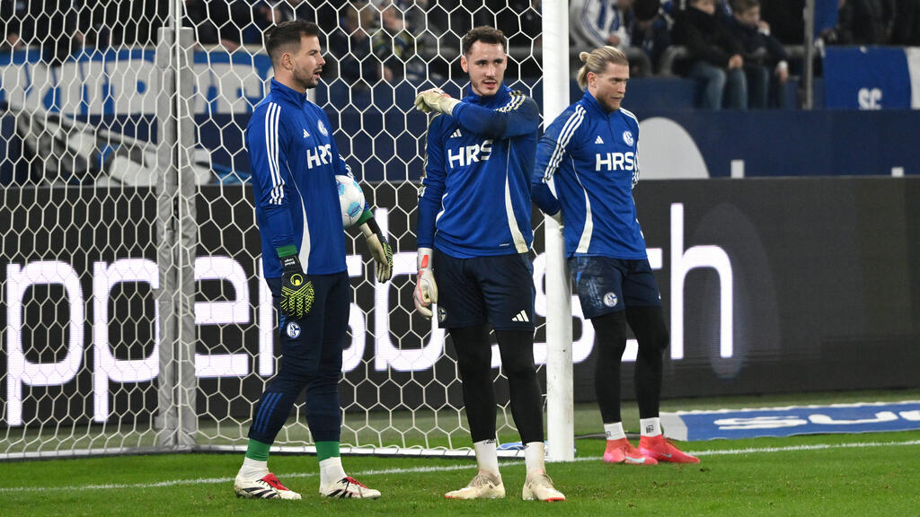 Justin Heekeren (m.) ist vor Loris Karius (r.) aktuell Stammkeeper beim FC Schalke 04 Justin Heekeren (m.) ist vor Loris Karius (r.) aktuell Stammkeeper beim FC Schalke 04