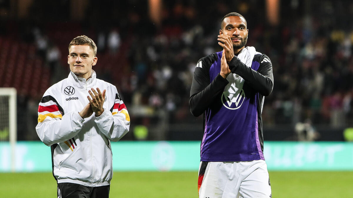 Jonathan Tah (r.) thu hút sự quan tâm từ FC Bayern