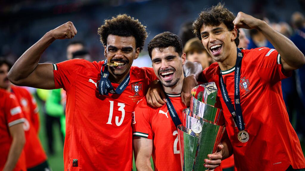 Der FC Bayern hat Interesse an Renato Veiga (l.) vom FC Chelsea Der FC Bayern hat Interesse an Renato Veiga (l.) vom FC Chelsea