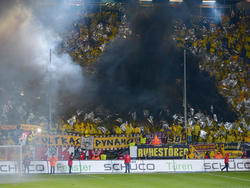 Dresdener Fans zünden im Bielefelder Stadion im Gästeblock Pyrotechnik