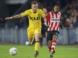Joshua Brenet (r.) moet in de achtervolging bij Nathan Rutjes (l.) tijdens het competitieduel PSV - Roda JC Kerkrade. (12-12-2015)