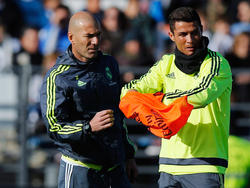 Zinédine Zidane (l.) will CR7 nicht gehen lassen