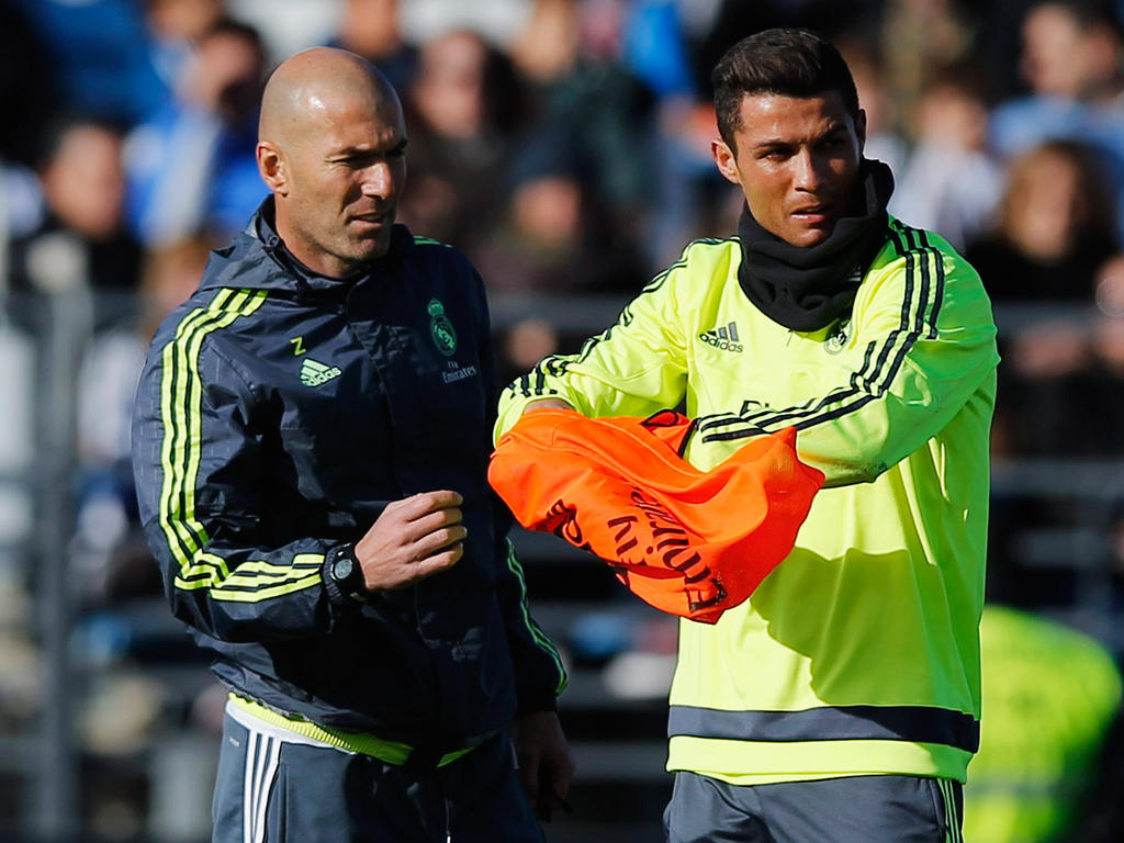 Geballte Fußball-Extraklasse auf einem Fleck: Cristiano Ronaldo (r.) von Real Madrid mit seinem neuen Cheftrainer Zinedine Zidane. (5.1.2016)