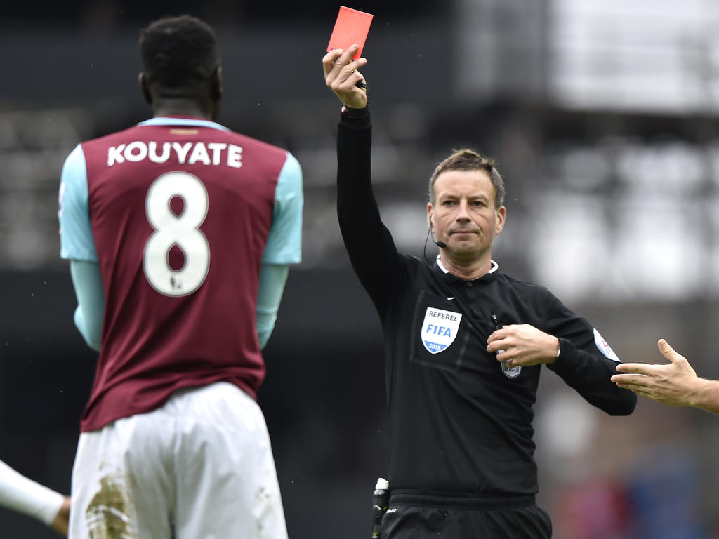 Cheikhou Kouyaté (l.) wordt tijdens de wedstrijd West Ham United - Crystal Palace door scheidsrechter Mark Clattenburg (r.) van het veld gestuurd na een overtreding op Dwight Gayle. (02-04-2016)