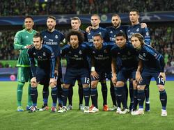 De elf die in basis starten tegen VfL Wolfsburg in de kwartfinale van de Champions League poseren voor een teamfoto. (06-04-2016)