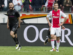 Nacer Barazite (l.) scoort en zet de 0-1 op het scorebord in de Amstedam ArenA. Ajax mag in de strijd om het kampioenschap eigenlijk geen punten laten liggen tegen de Utrechters. (17-04-2016)