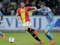 Stijn Wuytens (l.) probeert Bart Vriends (r.) tevergeefs af te stoppen tijdens het duel Go Ahead Eagles - Willem II (29-08-2014). 