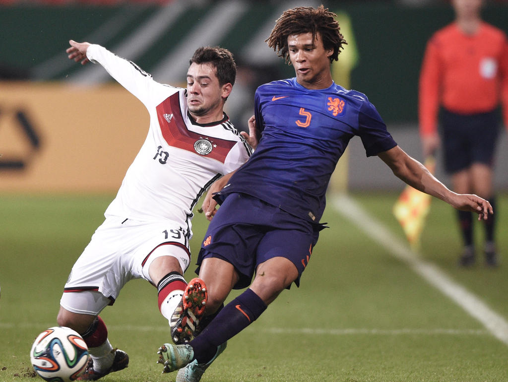 Amin Younes (l.) houdt Nathan Aké van zich af tijdens Jong Duitsland - Jong Oranje. (13-11-2014).