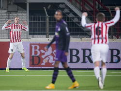 Kevin van Veen (l.) juicht na de gelijkmaker tijdens het competitieduel FC Oss - FC Emmen. (28-11-2014)