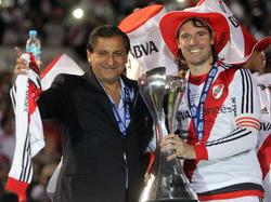 Cavenaghi (dcha.) celebra con Ramón Díaz la Sudamericana de 2014. (Foto: Imago)