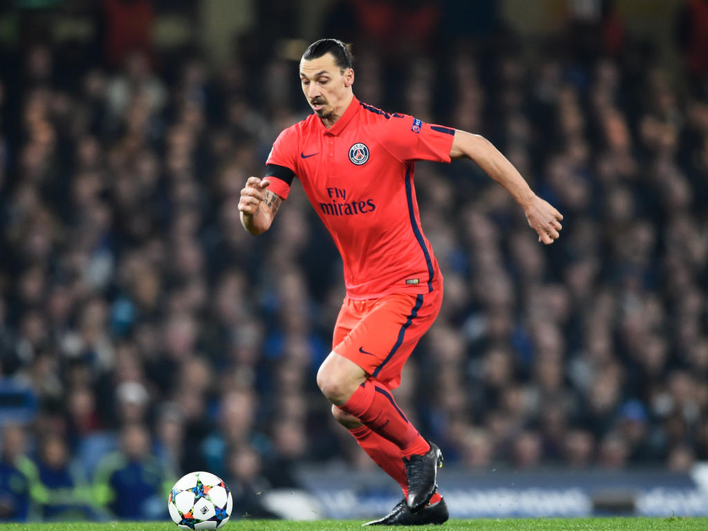 Ibrahimovic conduce la pelota en el campo del Chelsea en los octavos de final de la Liga de Campeones. (Foto: Getty)