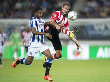 Kenneth Otigba (l.) en Luuk de Jong gaan tijdens de competitiewedstrijd sc Heerenveen - PSV vol voor de bal. (22-08-2015)