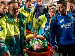 Giovanni Korte wordt in de slotfase van de wedstrijd ADO Den Haag - PEC Zwolle van het veld gedragen. De aanvaller van de thuisclub krijgt een bal hard in het gezicht en gaat knock-out. (19-09-2015)