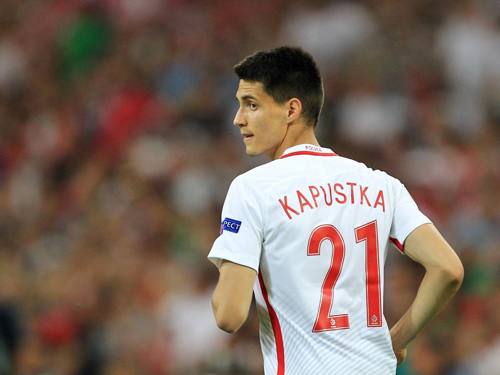 Bartosz Kapustka kijkt om zich heen tijdens het EK-duel Polen - Portugal (30-06-2016).