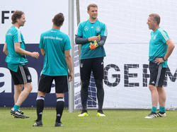 Manuel Neuer (2.v.r.) steht gegen Österreich im Tor der deutschen Nationalmannschaft