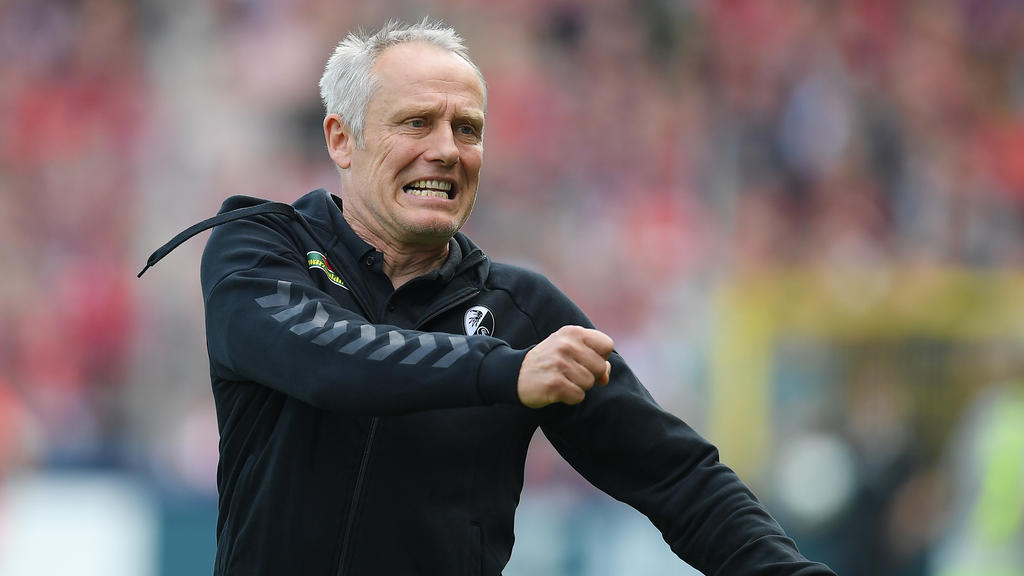 SC-Freiburg-Trainer Christian Streich hat immer noch Probleme mit dem Rücken