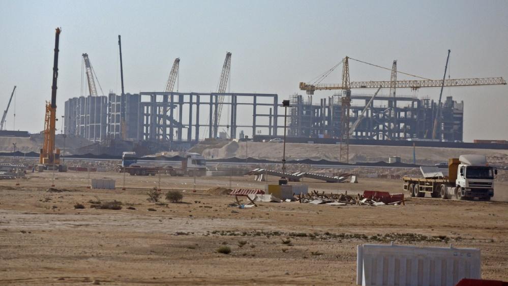 Beim Bau eines Stadions für die WM 2022 in Katar ist es zu Verstößen gekommen Beim Bau eines Stadions für die WM 2022 in Katar ist es zu Verstößen gekommen