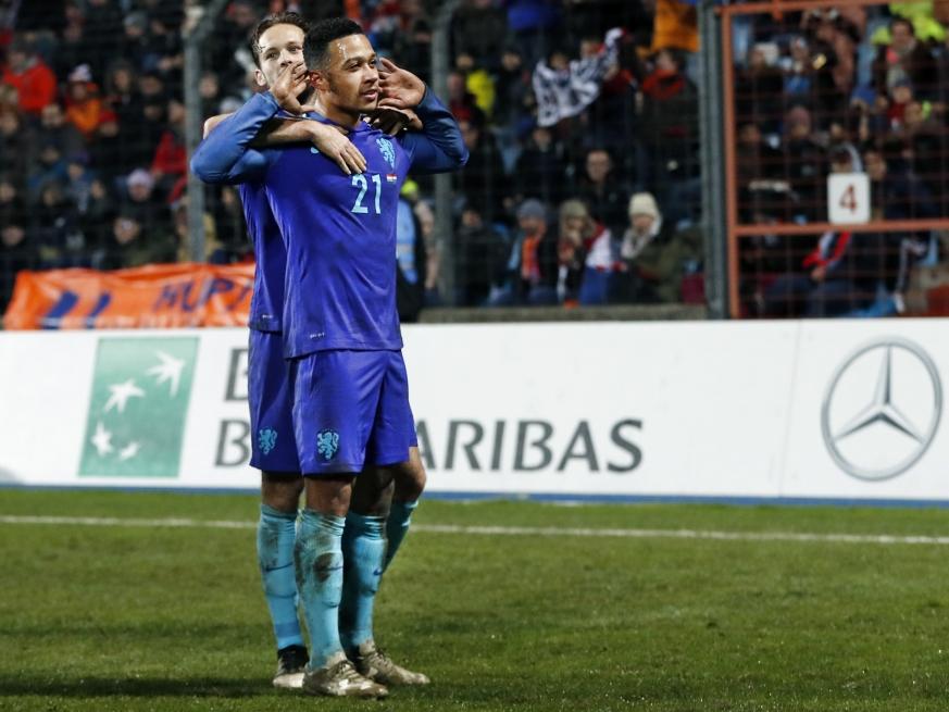 Memphis Depay (r.) kan juichen nadat hij de 1-3 heeft aangetekend tegen Luxemburg. Daley Blind is er snel bij om hem te feliciteren. (13-11-2016)