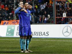 Memphis Depay (r.) kan juichen nadat hij de 1-3 heeft aangetekend tegen Luxemburg. Daley Blind is er snel bij om hem te feliciteren. (13-11-2016)