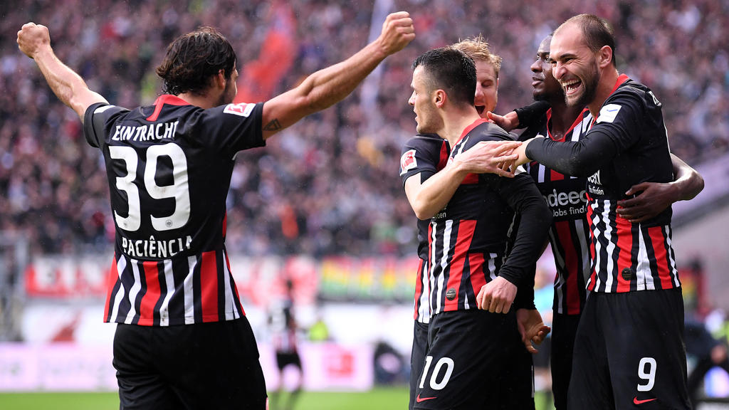 Eintracht Frankfurt hat gegen den FC Bayern einen historischen Erfolg gefeiert
