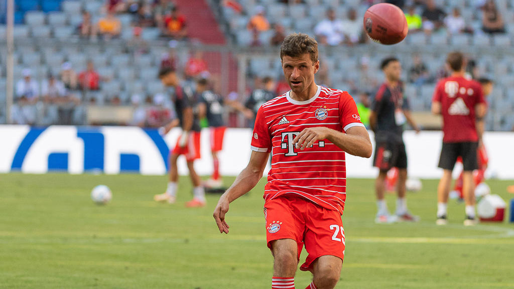 Thomas Müller kickt einen Football im Stadion des FC Bayern Thomas Müller kickt einen Football im Stadion des FC Bayern