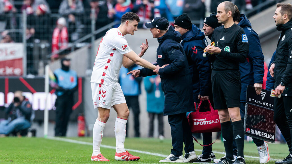 Eric Martel (l.) vom 1. FC Köln im Gespräch mit Coach Gerhard Struber (r.) Eric Martel (l.) vom 1. FC Köln im Gespräch mit Coach Gerhard Struber (r.)