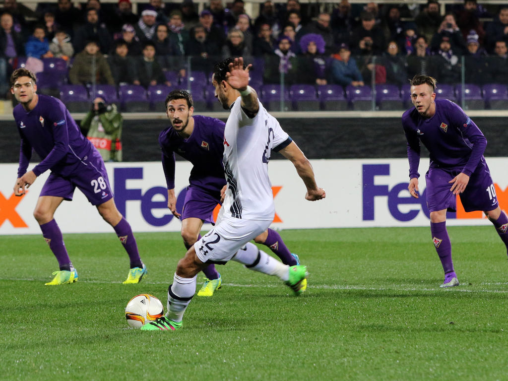 Nacer Chadli zet Tottenham Hotspur vanuit een strafschop op voorsprong tegen Fiorentina in de Europa League. (18-02-2016)