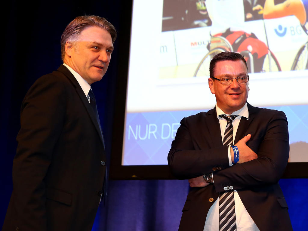 Der Vorstandsvorsitzende des HSV, Dietmar Beiersdorfer (l.), hat große Ziele