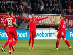 Jerson Cabral maakt een belangrijke treffer voor FC Twente. Na de 1-1 van Hakim Ziyech schiet de buitenspeler op mooie wijze de 2-1 tegen PEC Zwolle op het scorebord. (12-03-2016)