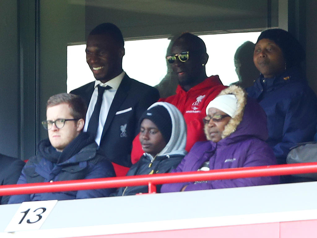 Liverpools Mamadou Sakho (hintere Reihe; 2.v.r.) musste bereits am Wochenende zugucken