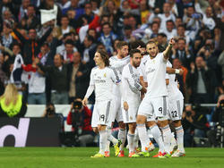 Karim Benzema (r.) bejubelt mit seinen Teamkollegen den Siegtreffer für Real Madrid