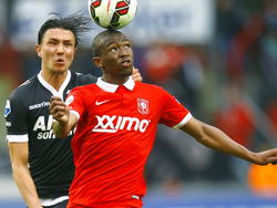 De kleine Kamohelo Mokotjo (r.) wint het kopduel met Steven Berghuis tijdens de competitiewedstrijd FC Twente - AZ. (26-04-2015)