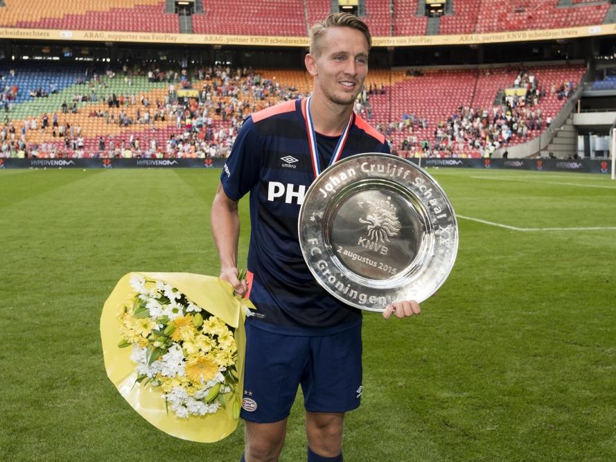 Luuk de Jong toont de Johan Cruijff Schaal na afloop van het duel FC Groningen - PSV. (02-08-2015)