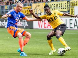 Richmond Boakye (r.) van Roda JC probeert Feyenoorder Sven van Beek uit te spelen. (20-09-2015) 
