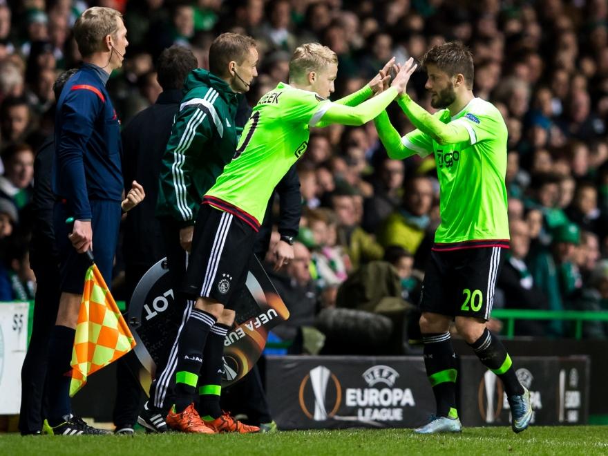 Donny van de Beek (l.) maakt in de Europa League-wedstrijd tegen Celtic zijn officiële debuut in het eerste elftal van Ajax. Hij vervangt Lasse Schöne in Schotland. (26-11-2015)