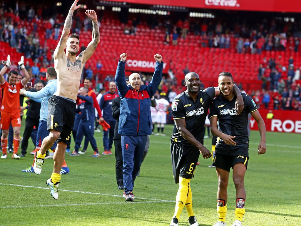 Los jugadores del Granada celebran en el Sánchez Pizjuán su permanencia en Primera. (Foto: Imago)